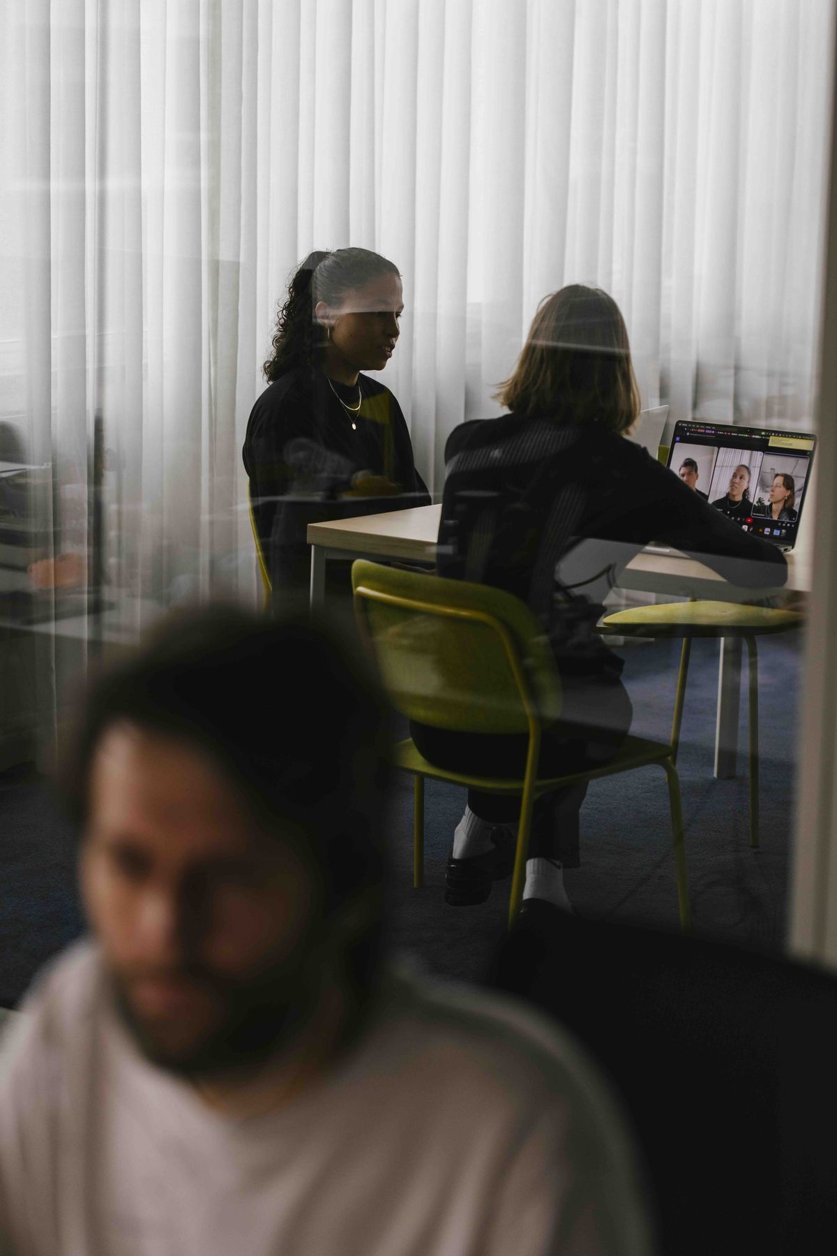 Colleagues sharing context during a working session